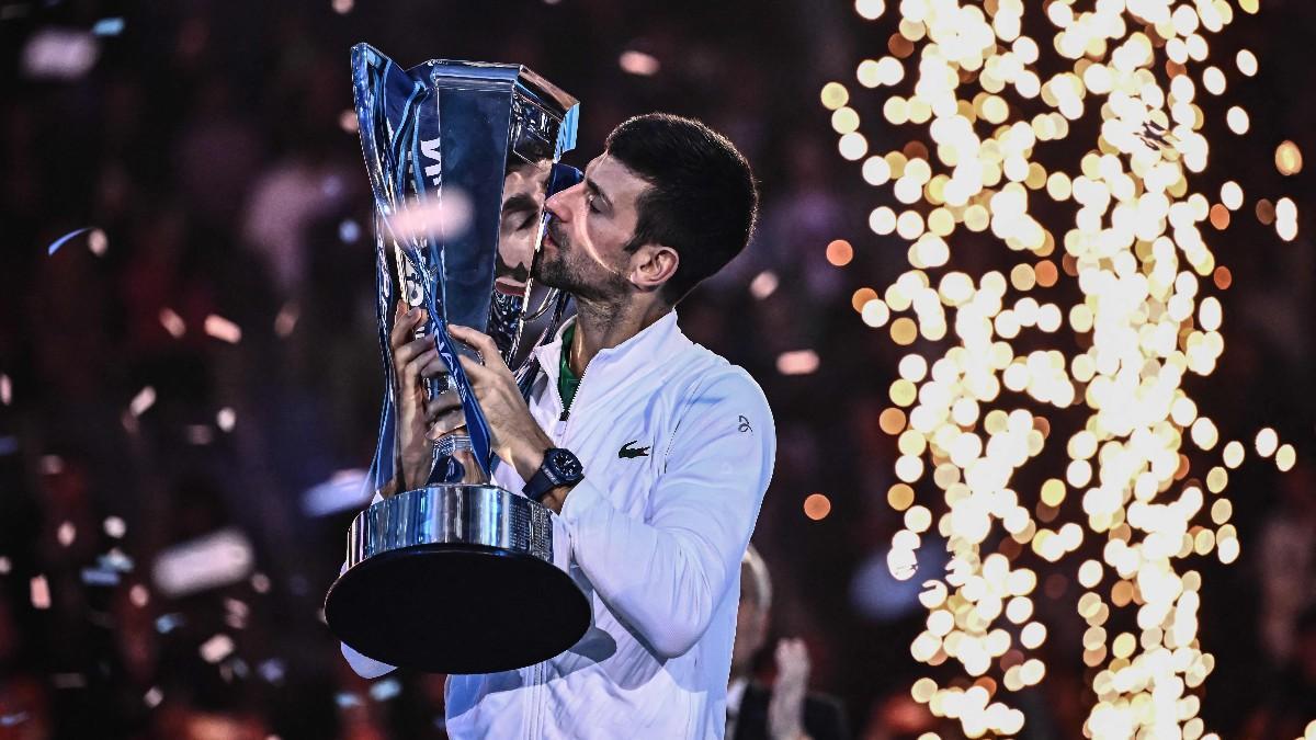 Djokovic besando su sexta Copa de Maestros