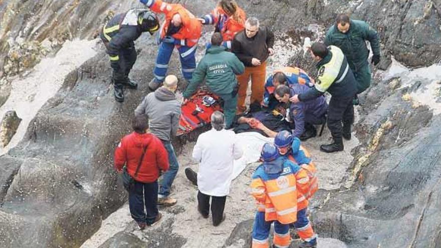 Los servicios de emergencia atienden al fondo del acantilado a uno de los agentes heridos en el siniestro de Monteferro.