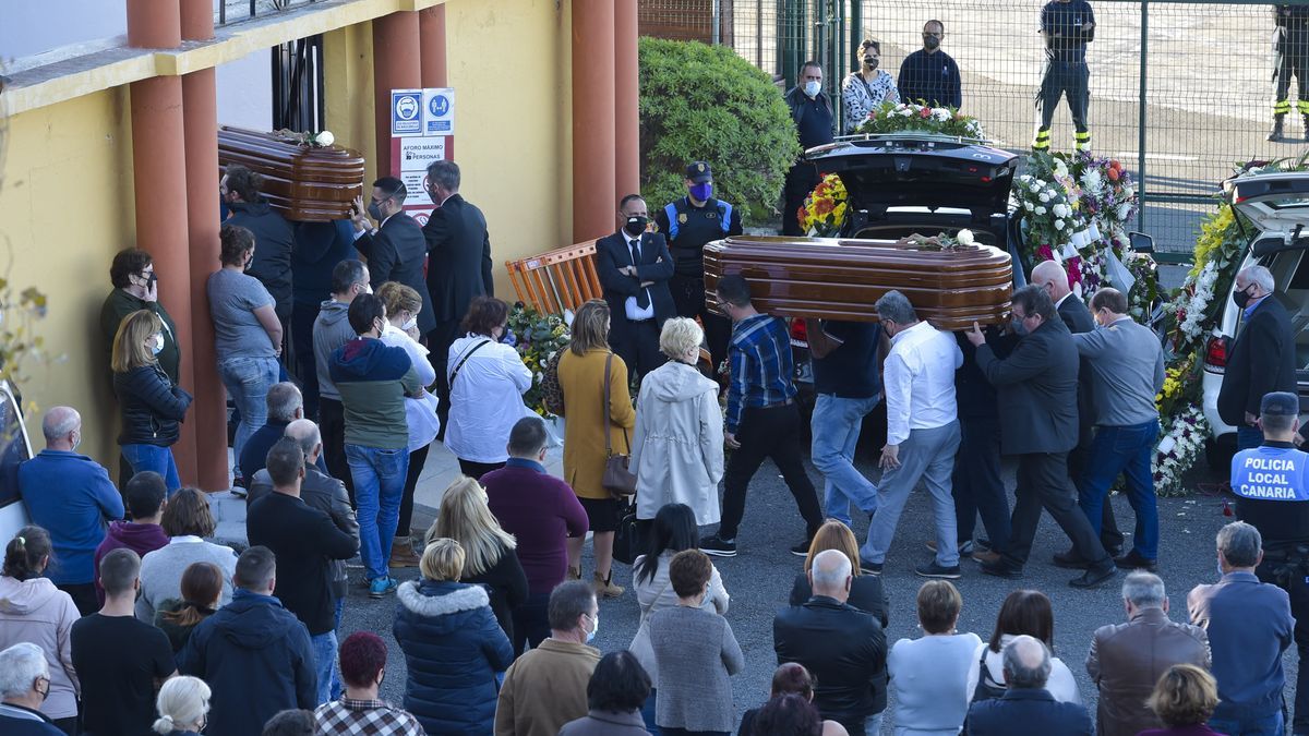 Multitudinaria despedida en Gran Canaria a la familia asturiana muerta en un barranco