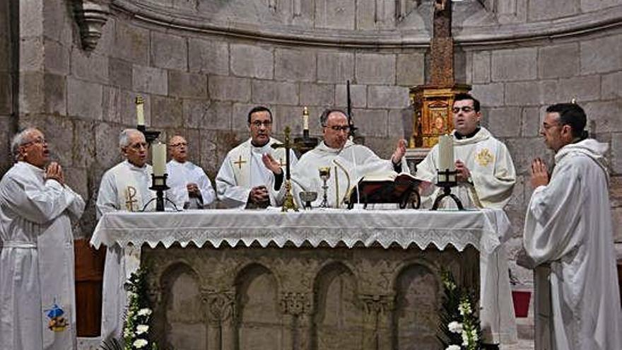 Sacerdotes que concelebraron la eucaristía.