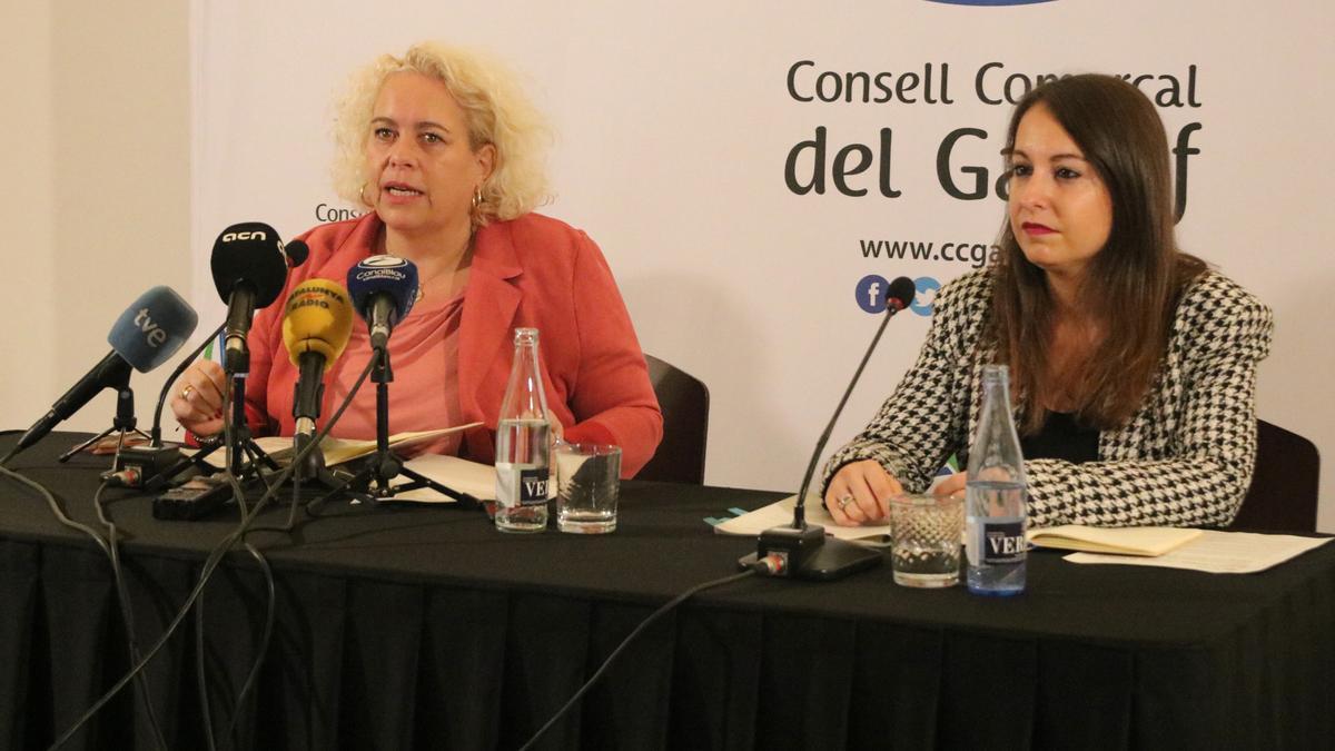 La presidenta del CC del Garraf, Mònica Gallardo, i la consellera d&#039;Educació, Gisela Vargas, detallen les sancions a les empreses que es van descuidar una nena en un bus escolar.