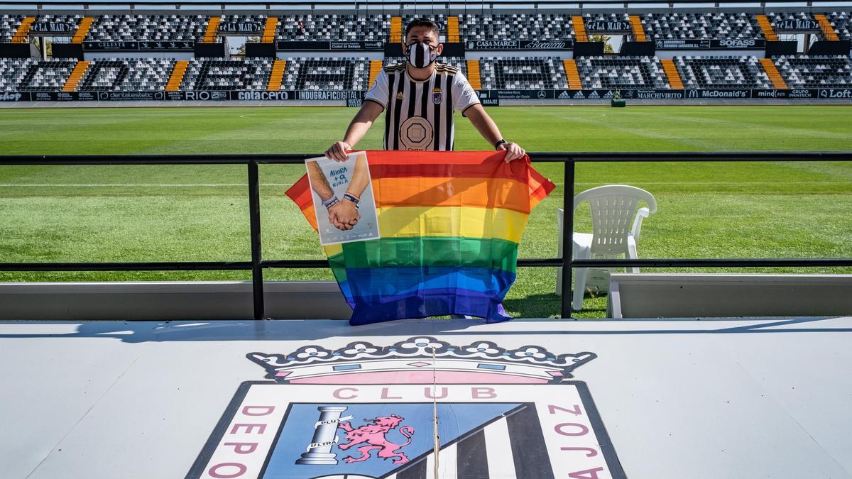 Cristian Píriz, con la bandera arco iris en el estadio Nuevo Vivero.