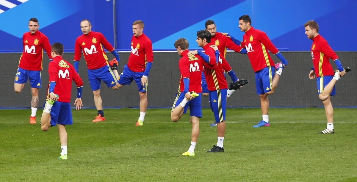 DES10 SAINT-DENIS  FRANCIA   27 03 2017 - Los jugadores de la seleccion espanola durante un entrenamiento del equipo celebrado en el Stade de France en Saint-Denis  a las afueras de Paris  Francia  hoy  27 de marzo de 2017  Francia se enfrentara a Espana en un partido amistoso el proximo 28 de marzo  EFE Ian Langsdon