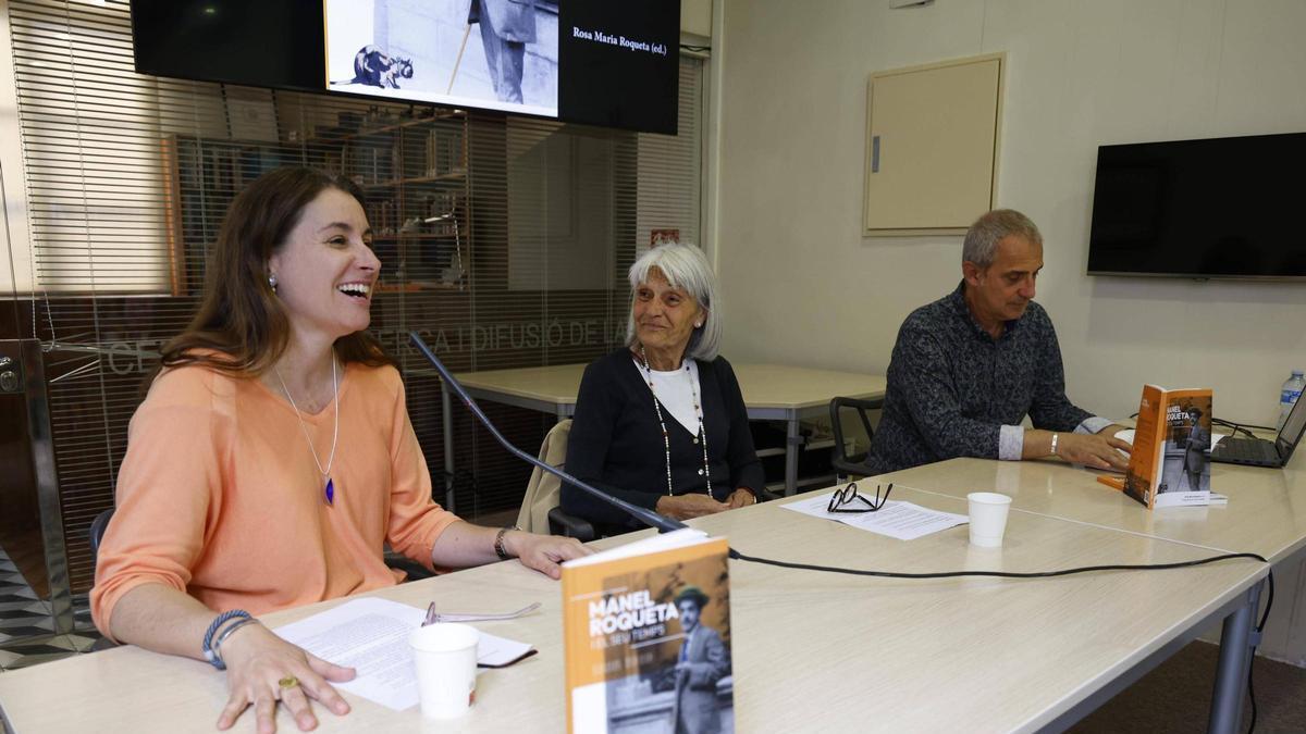 Lluïsa Faxedas, Rosa Maria Roqueta i Lluís Esteve Casellas, durant la presentació del llibre sobre Manel Roqueta.