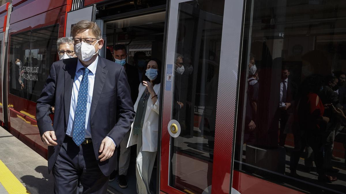 El president de la Generalitat Valenciana, Ximo Puig, baja de un vagón de la Línea 10 de Metrovalencia.