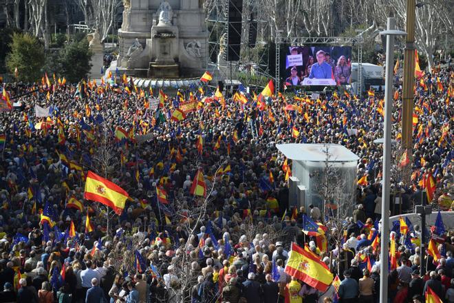 Cientos de personas durante una manifestación convocada por el PP, a 28 de enero de 2024, en Madrid (España). El PP se ha movilizado hoy para oponerse a los pactos entre el PSOE y el independentismo, tras el acuerdo firmado entre Junts y el PSOE para aval