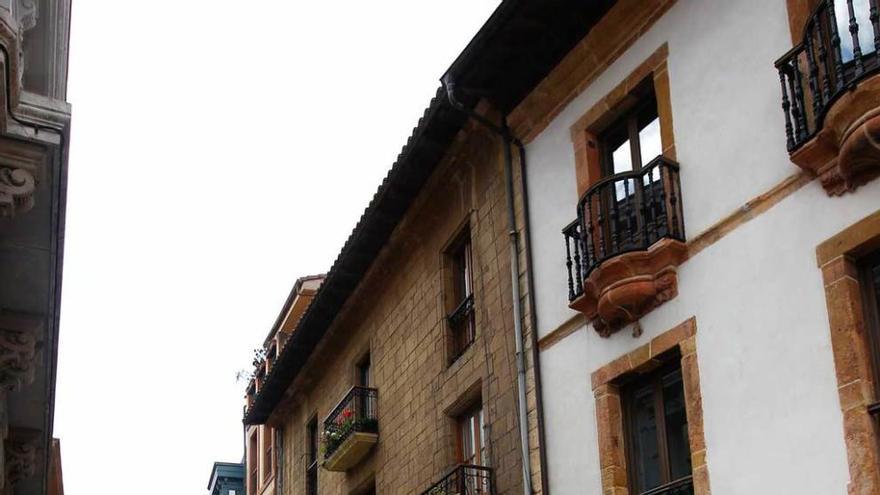 Varios coches policiales a las puertas del edificio en el que fue encontrado ayer el cadáver de un vecino de Rúa, 11.