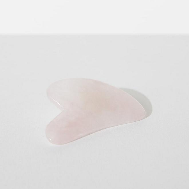 Piedra gua sha de cuarzo rosa natural, de Oysho