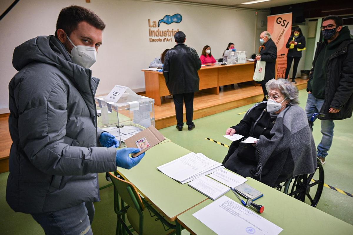Una mujer vota en la Escola Industrial de Barcelona.