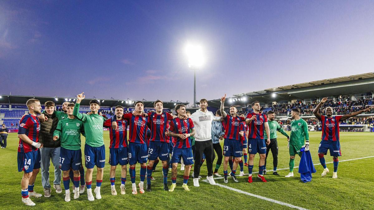 Los jugadores del Huesca celebran el triunfo ante el Sporting
