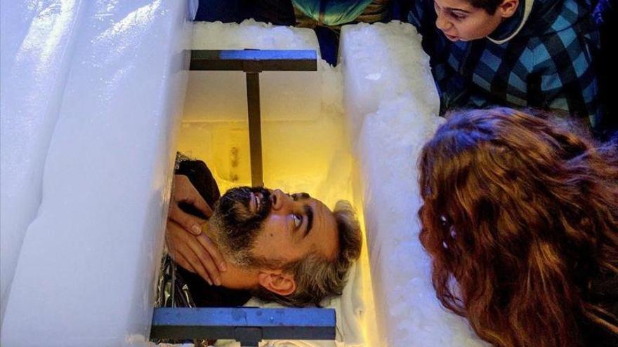 Un escapista aguanta cuatro horas encerrado en un sarcófago de hielo