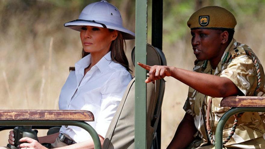 Melania Trump en Kenia con un sombrero salacot.