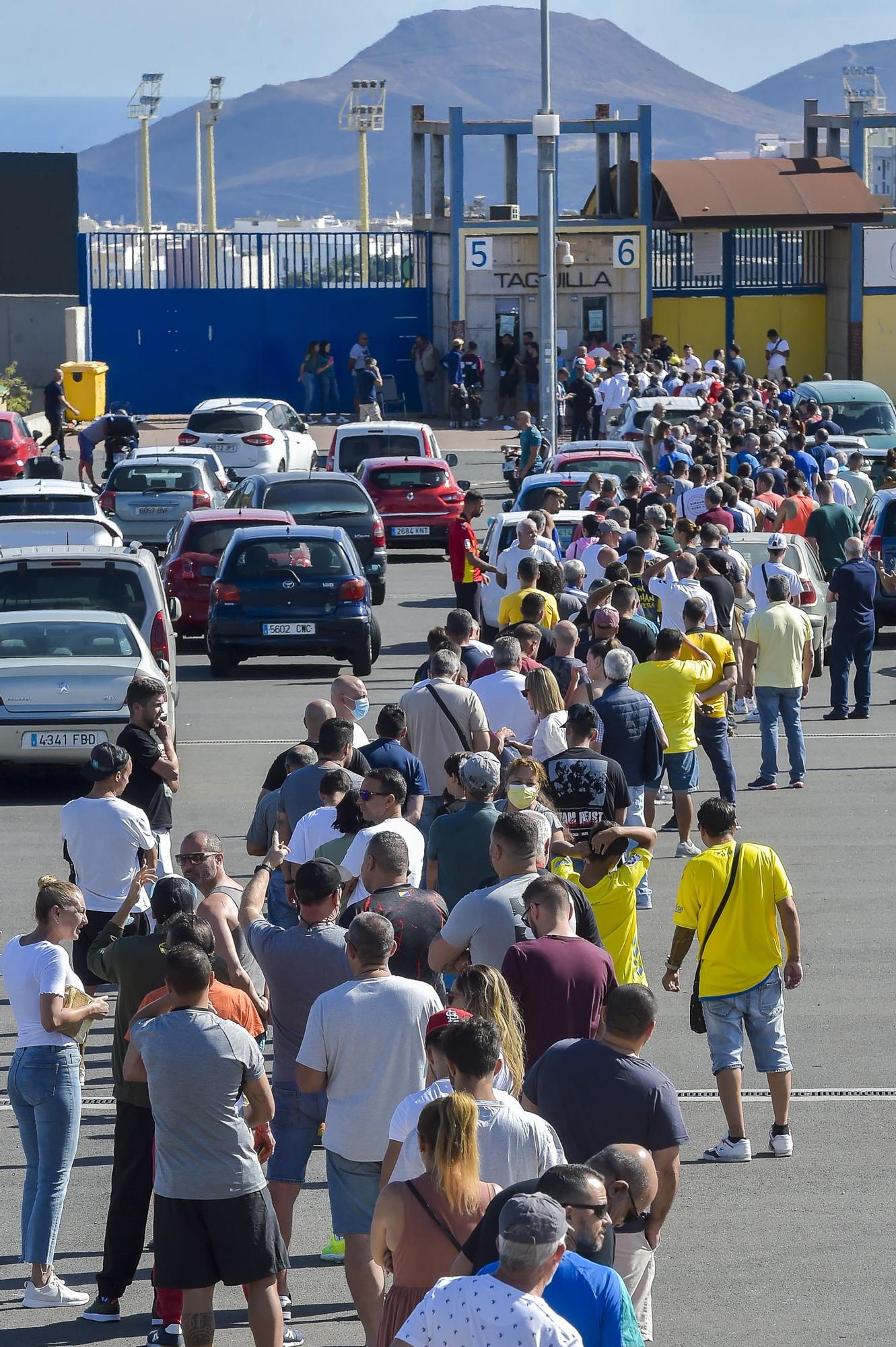 Colas para retirar las entradas de la UD Las Palmas - CD Tenerife de playoff