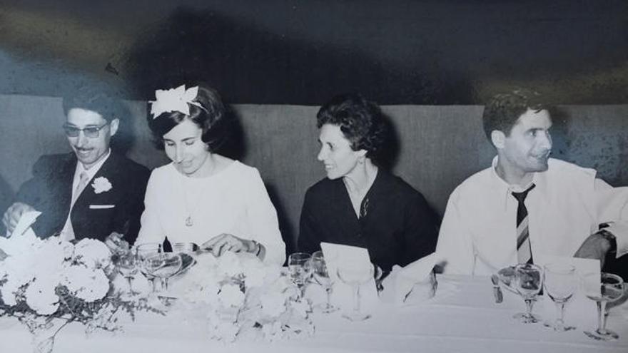 Lluís, a la izquierda de la imagen, el día de su boda. En el centro, Isabel, su madre.