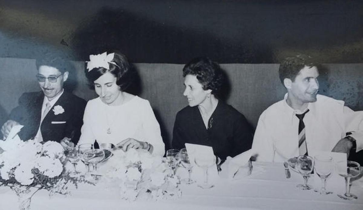 Lluís, a la izquierda de la imagen, el día de su boda. En el centro, Isabel, su madre.