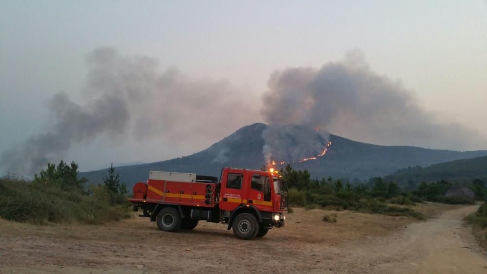 Incendios en Galicia | El fuego de Porto do Son arrasa el monte de A Curota