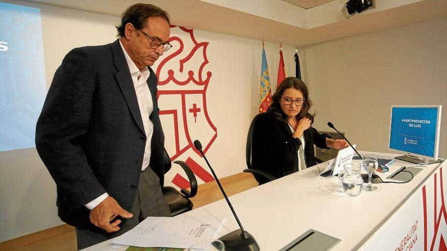 El conseller de Hacienda, Vicent Soler, junto a la vicepresidenta y portavoz del Consell, Mónica Oltra.
