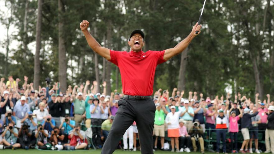 Tiger Woods celebra uno de sus títulos