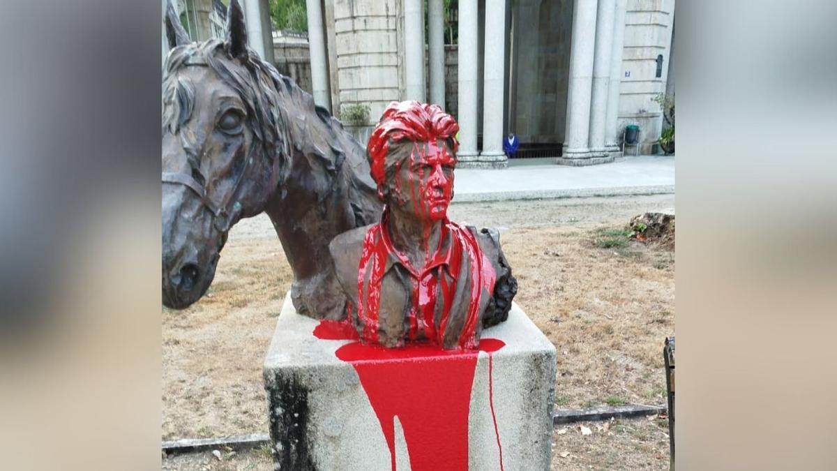 Así quedó el busto, tras ser vandalizado este jueves.