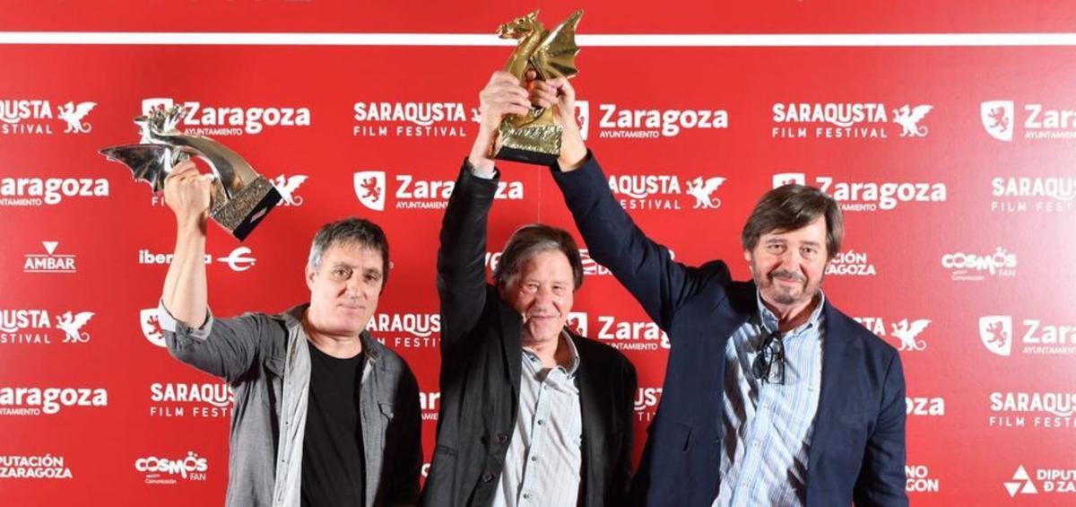 Los codirectores del metraje al recoger el premio.
