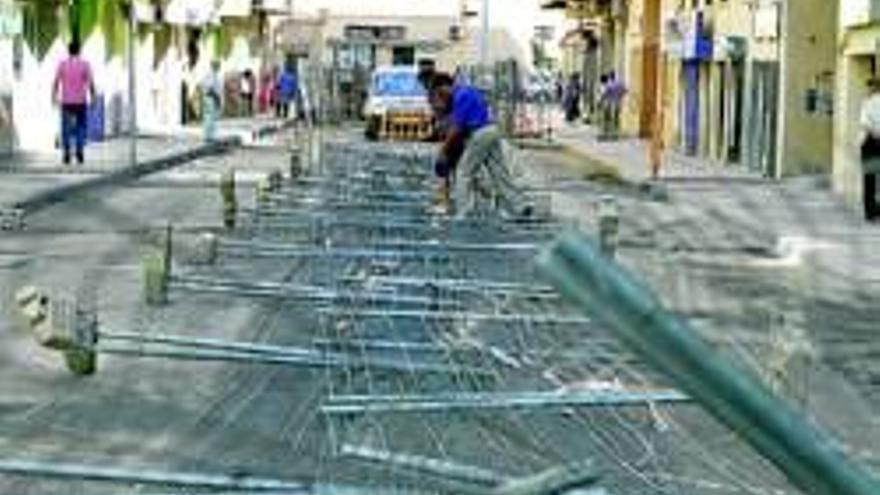 Unos vándalos tiran las vallas que protegían las obras de mejora de redes de la calle Salamanca