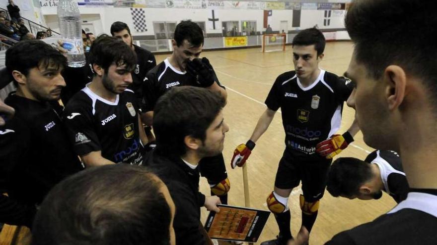 David Miranda da instrucciones a sus jugadores durante el encuentro ante el filial del Barcelona.