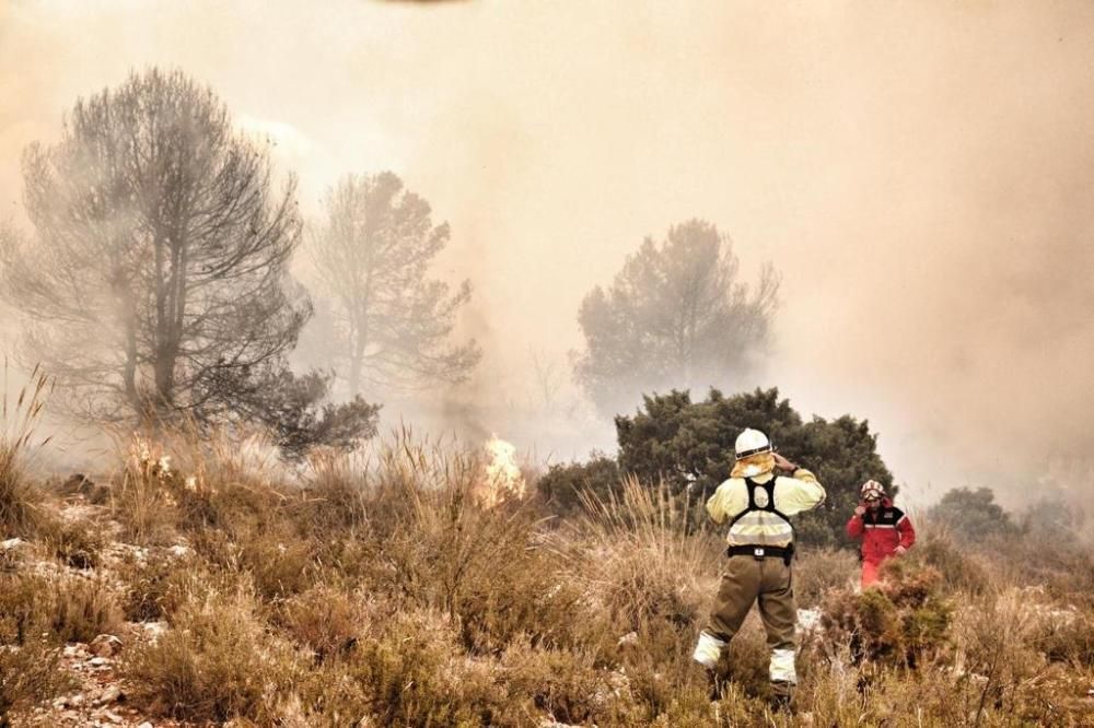 Declarado un incendio en una zona de barranco de Beneixama