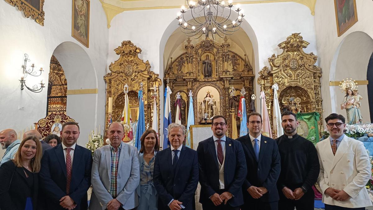 A la izquierda, Antonio Maestre, teniente alcalde de Aguilar, Loli Rabadán, vocal de Gloria de Agrupación de Cofradías, Miguel Ángel Pérez Ríos, pregonero de Gloria, a la derecha, Rafael Pedrajas Lucena, presidente de la Agrupación de Hermandades y Cofradías de Aguilar y Rafael Romero Ochando, párroco local y otros miembros de la corporación local.