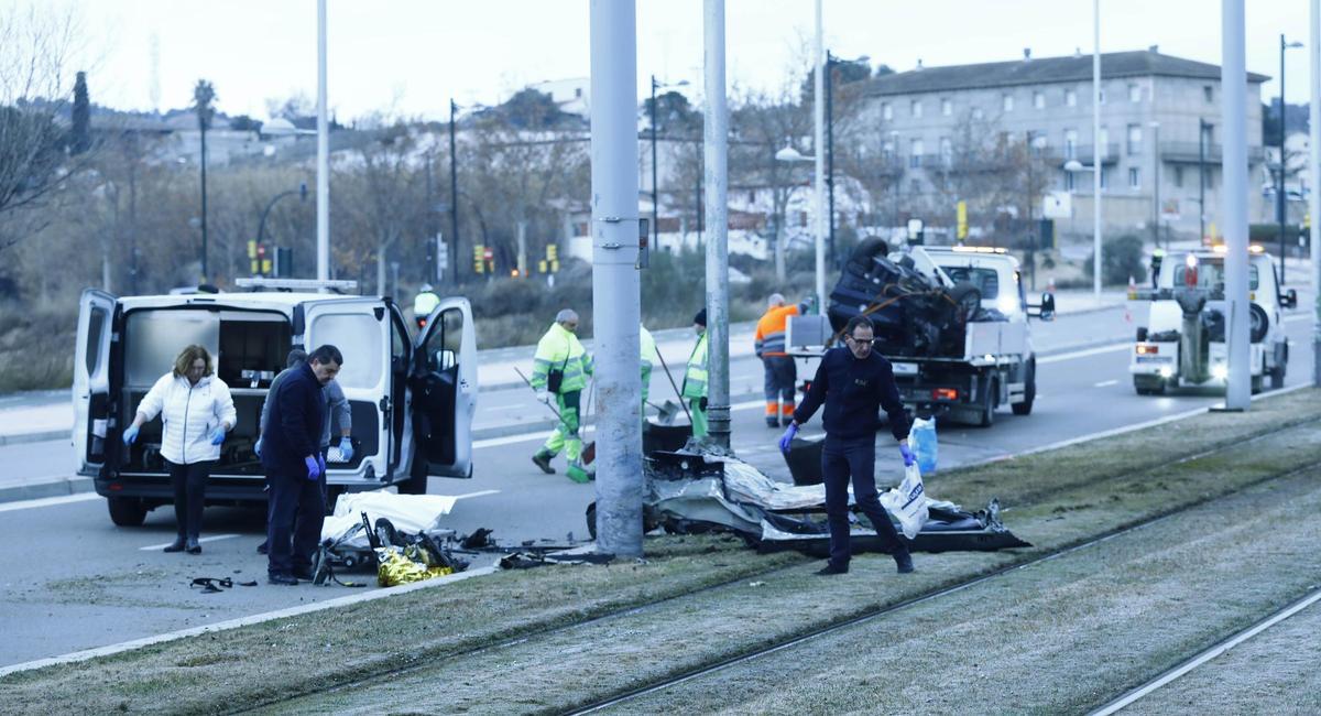 Muere un conductor en Zaragoza tras chocar con un poste de la catenaria ...