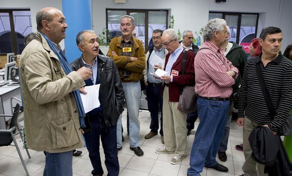 Els líders de CCOO i UGT de Catalunya, Joan Carles Gallego i Josep Maria Álvarez, durant l’ocupació d’una oficina del SOC a Barcelona. Els líders de CCOO i UGT de Catalunya, Joan Carles Gallego i Josep Maria Álvarez, durant l’ocupació d’una oficina del SOC a Barcelona.
