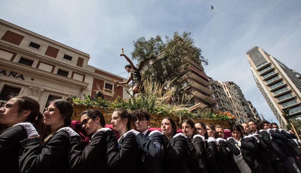 Las calles de Alicante se llenan de fieles en las procesiones del Domingo de Ramos