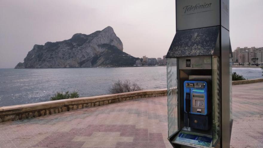 La cabina de teléfonos en desuso de la playa de la Fossa.