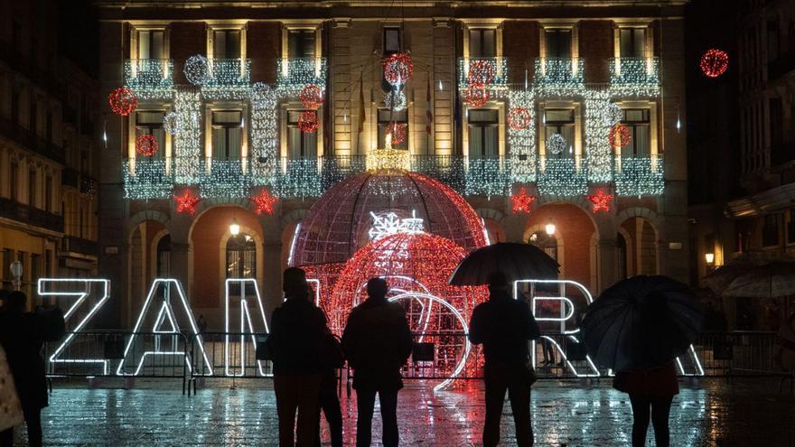 Varias personas, en la Plaza Mayor de Zamora durante este fin de semana. |