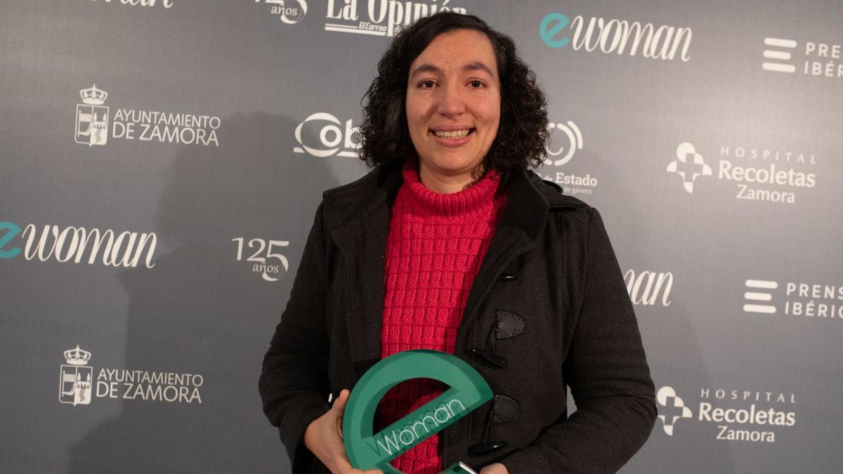 Cristina Lázaro sosteniendo el premio eWoman Zamora 2022 al Mérito Deportivo.| Ana Burrieza