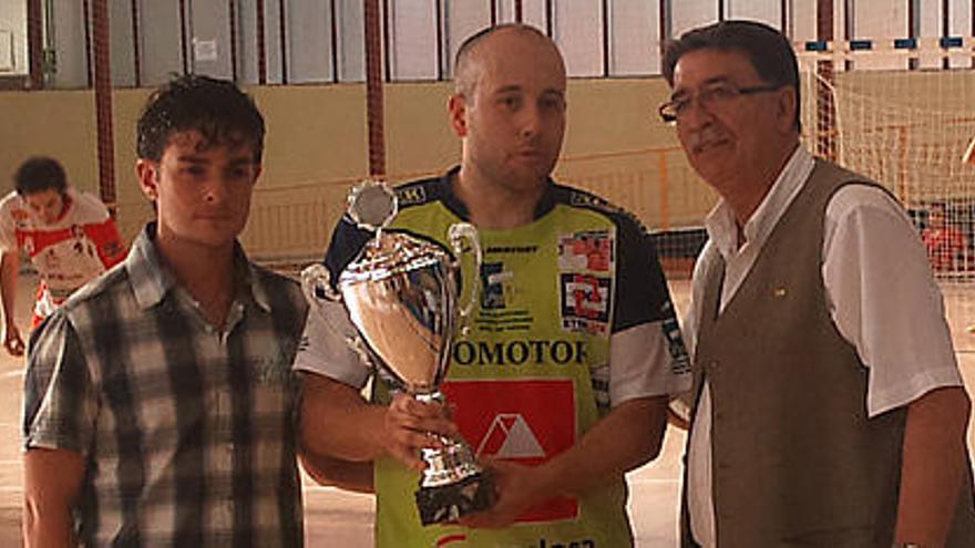 Arcel, capitán del Inzamac Zamora, recibe el trofeo de campeón de manos del Alcalde de Béjar (derecha).