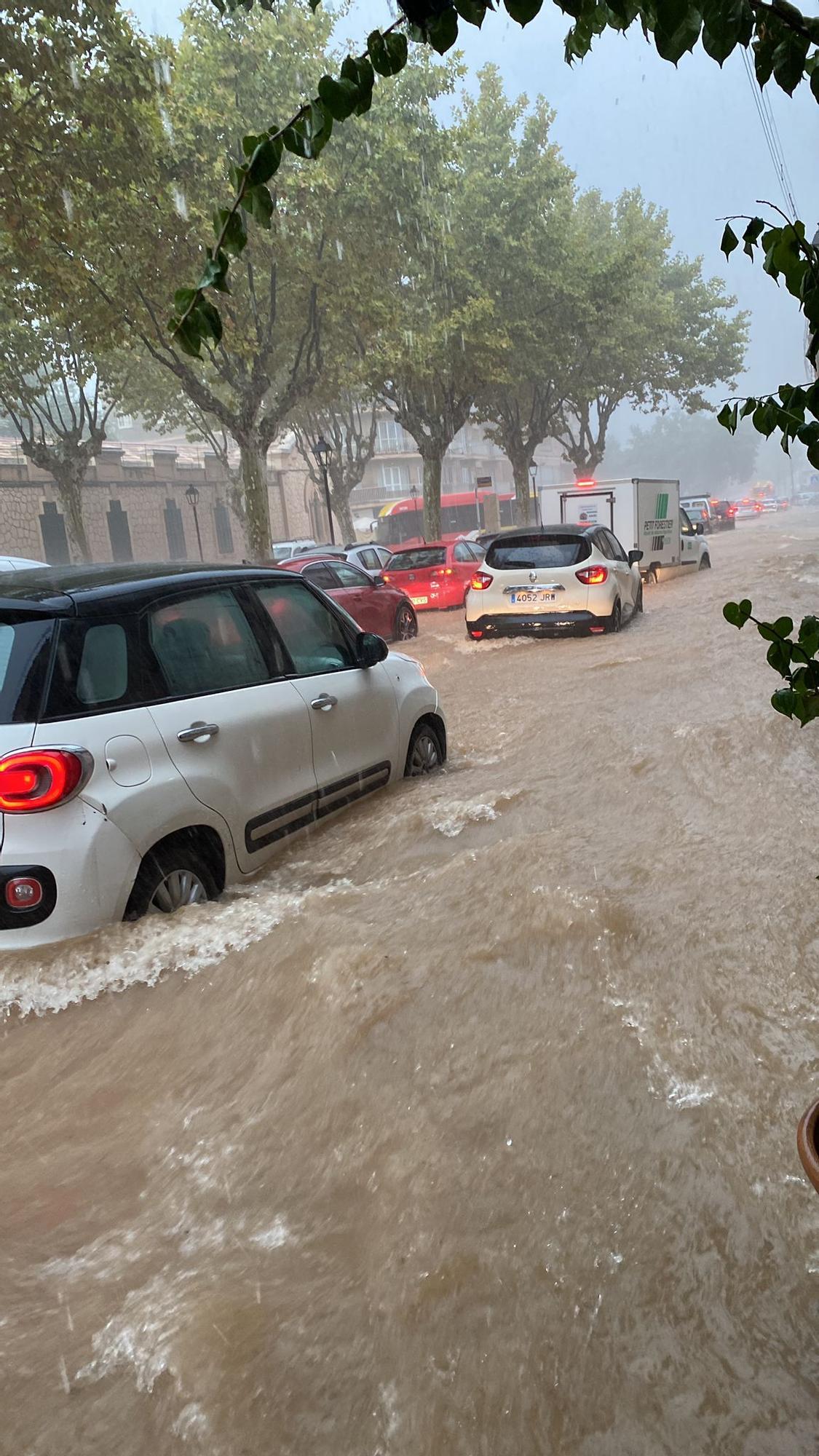 Un fuerte aguacero provoca graves inundaciones en Felanitx