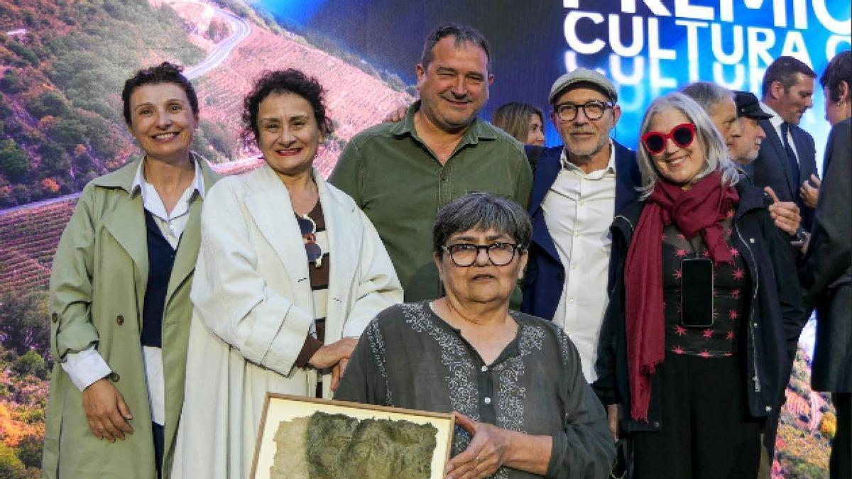 María Armesto (2ª pola Esqda.), Che Mariño (centro) e Casilda Alfaro (dereita) co premio da Cultura Galega.