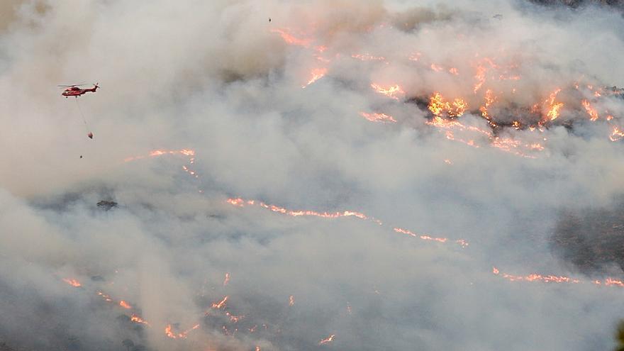 Imagen de archivo de un helicóptero contra incendio intentando apagar el fuego de la Sierra Bermeja.