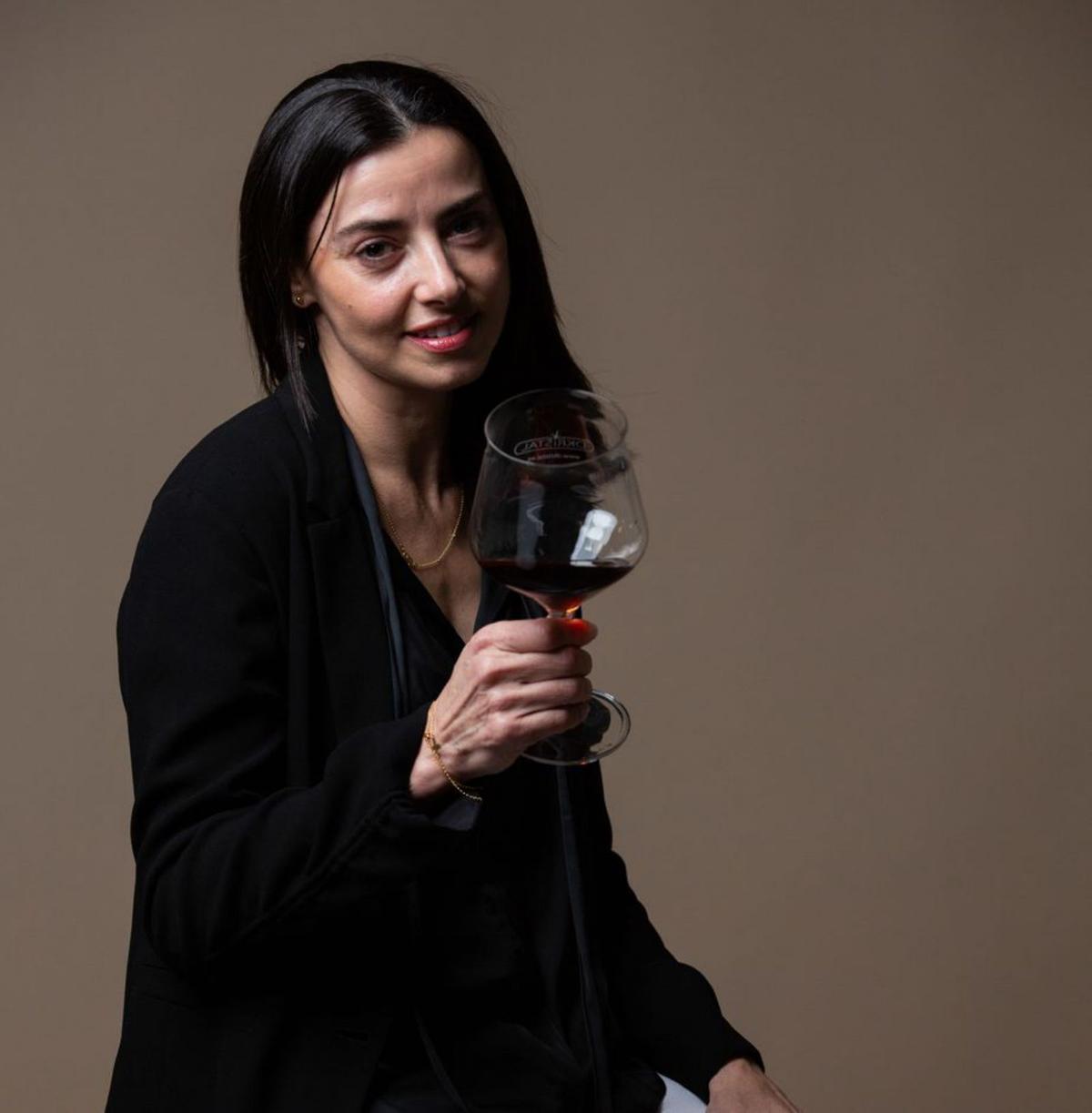 María José Huertas catando un vino en una copa. | Cedida