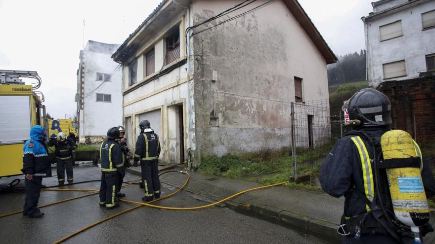 Un incendio calcina una casa abandonada en Trasona