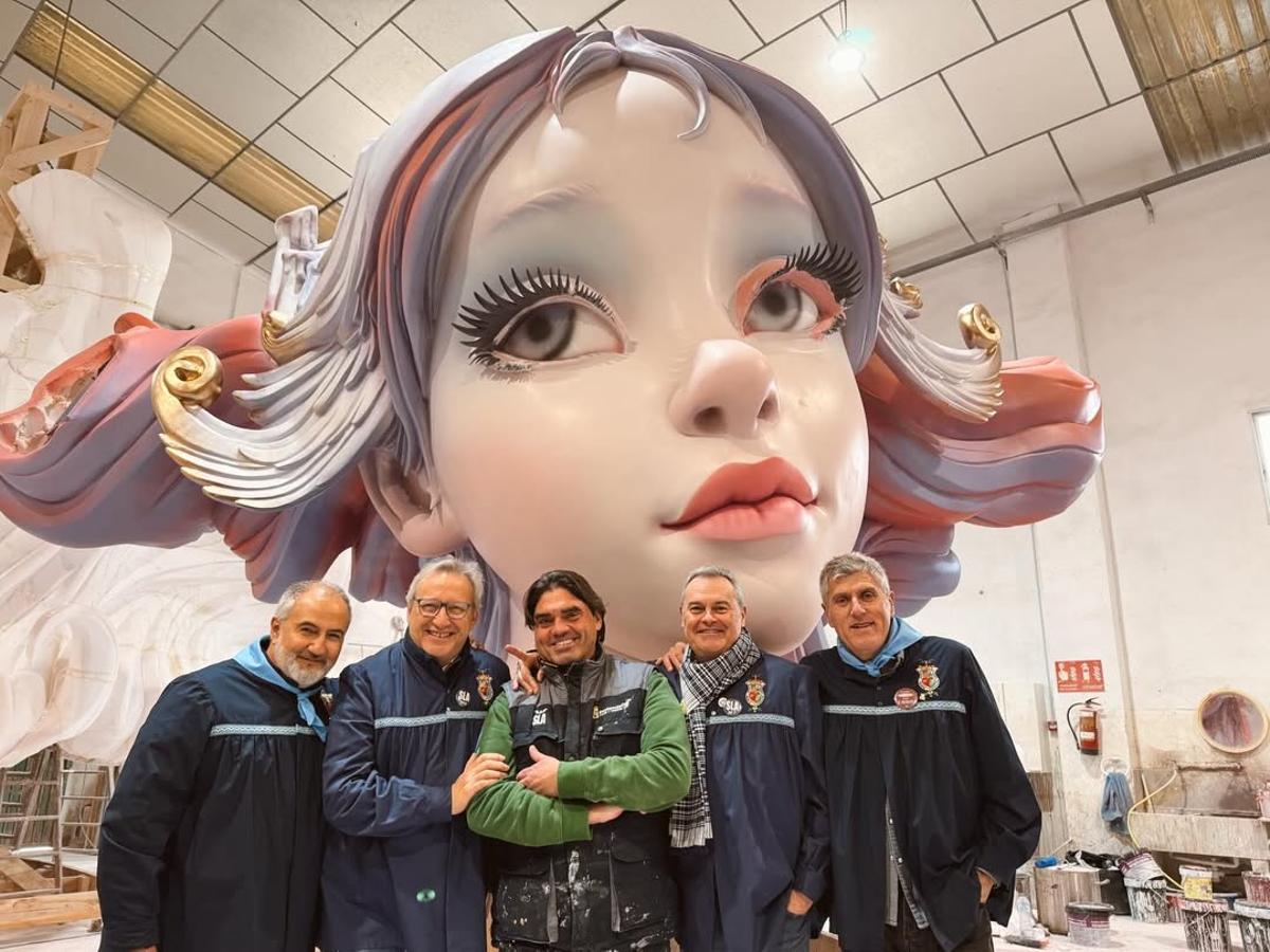 Los presidentes de Sueca, con Pedro Santaeulalia y la cabeza de "Onírica"