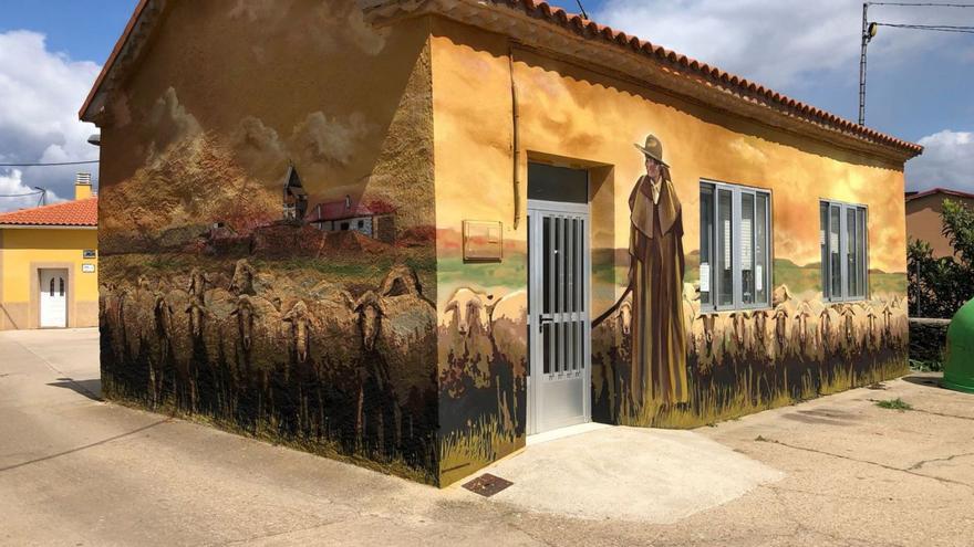 Edificio municipal de Grisuela, decorado con una estampa tradicional alistana. | Ch. S.