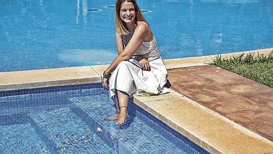 La diputada por Balears en el Congreso, Marga Prohens, en la piscina.
