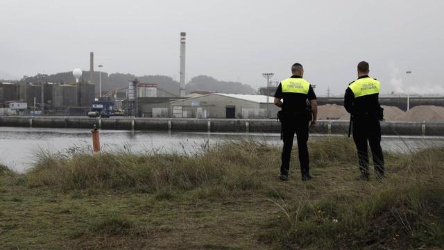 Policías portuarios en una imagen tomada desde la margen derecha hacia los muelles de la otra orilla.  | MARA VILLAMUZA