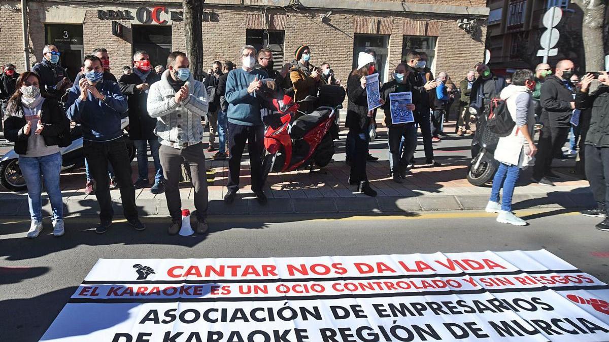 Los hosteleros protestan contra el cierre de sus negocios ante el Palacio de San Esteban ayer.