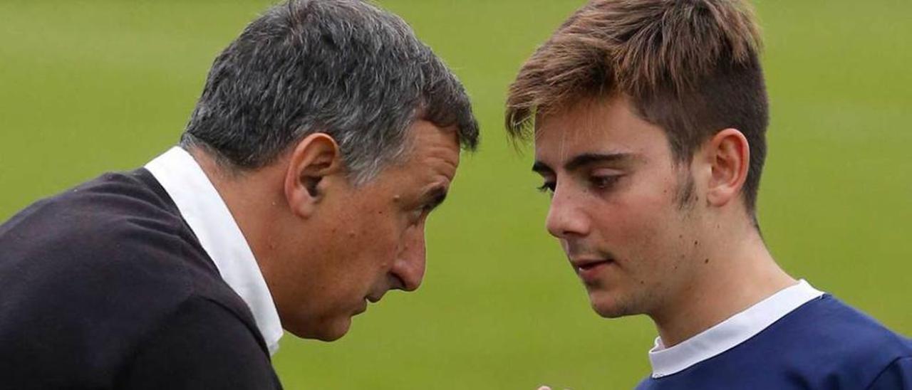 Blas García da instrucciones a César antes de un partido.