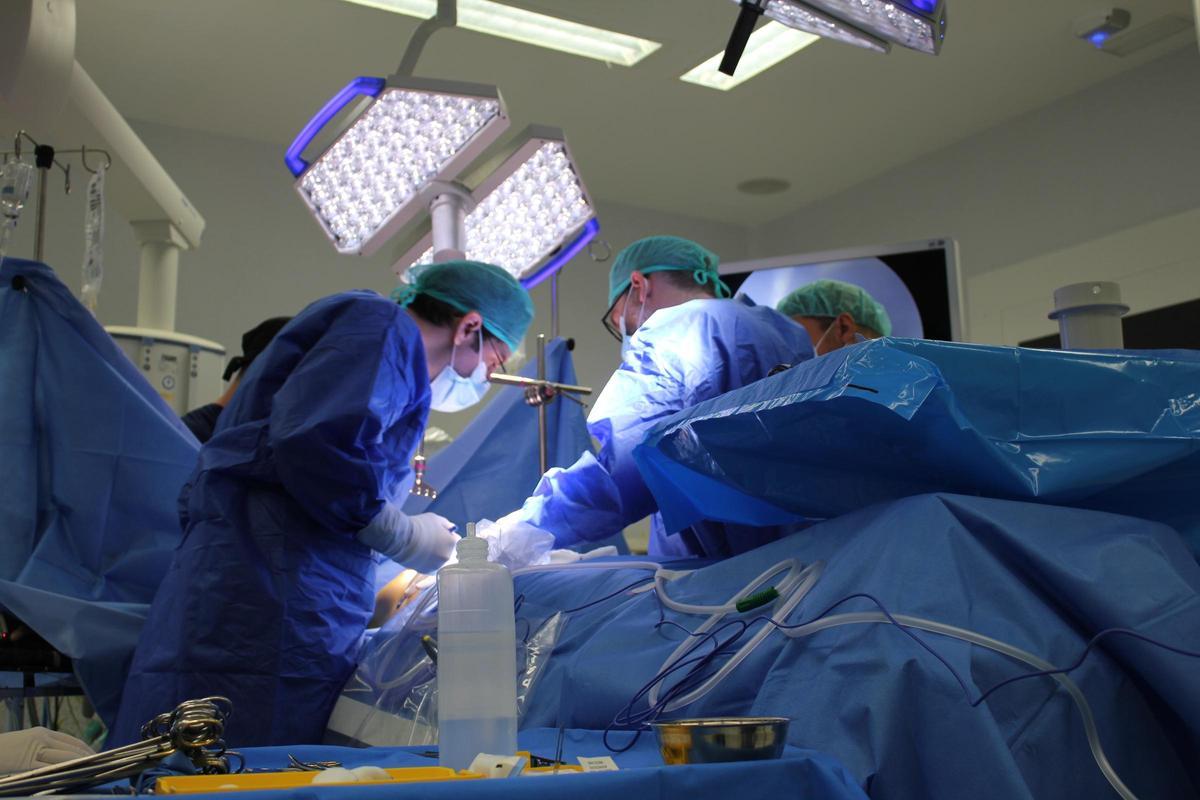 El equipo quirúrgico del Hospital del Vinalopó en Elche practica la resección de la primera costilla con la técnica innovadora