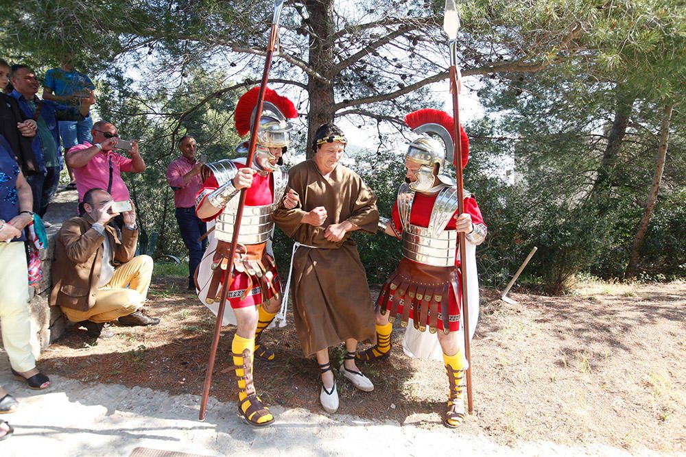 Centenares de personas asisten en el Puig de Missa a la recreación de la muerte de Jesucristo.