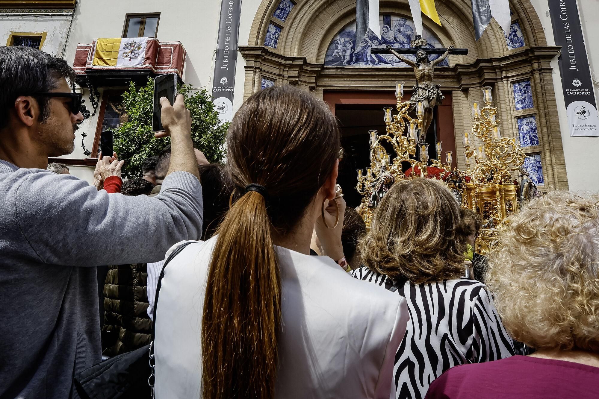 SEVILLA, 18/04/2025.- El Cachorro durante su estación de penitencia a la salida del templo este Viernes Santo, en Sevilla. La Hermandad del Santísimo Cristo de la Expiración, conocida popularmente como la Hermandad del Cachorro, realiza su estación de penitencia hoy Viernes Santo, 18 de abril de 2025. Desde su basílica en la calle Castilla, en el corazón de Triana, la cofradía recorrerá Sevilla con sus dos pasos: el del Santísimo Cristo de la Expiración, conocido como el Cachorro, y el de Nuestra Madre y Señora del Patrocinio.EFE /José Manuel Vidal