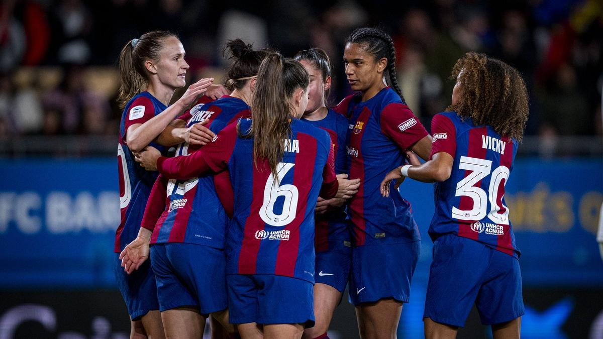 Varias jugadoras del Barça se abrazan tras uno de los goles marcados al Eibar la pasada jornada.